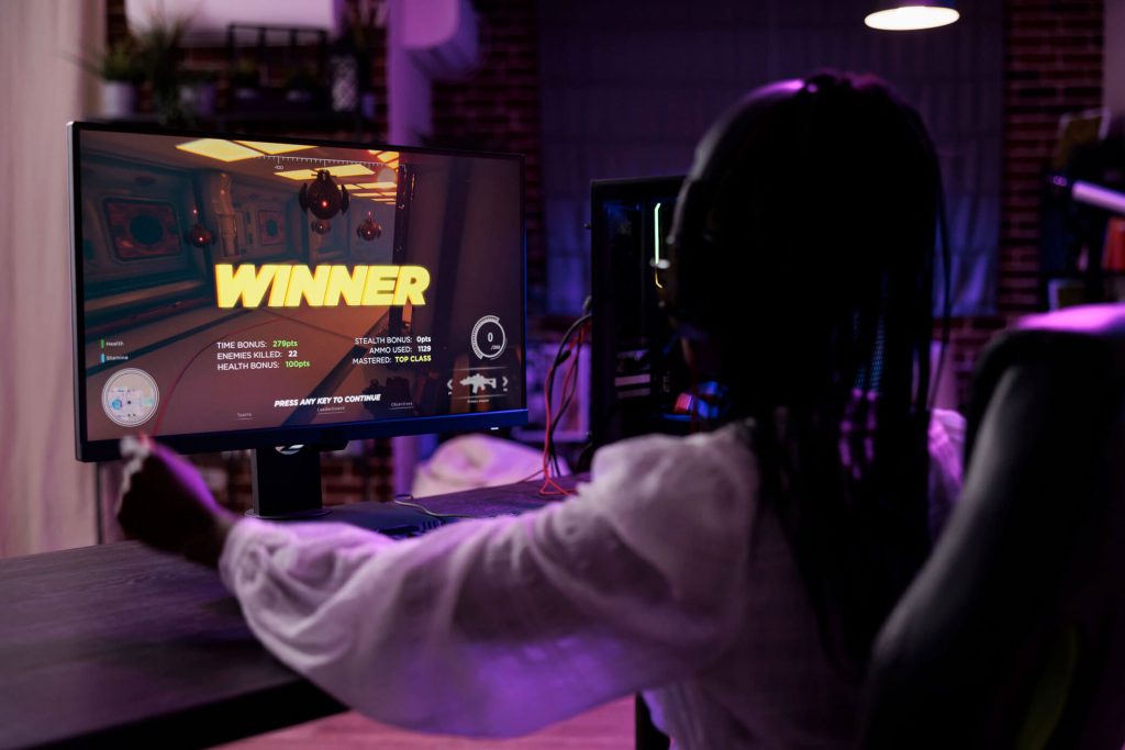 Ein Mädchen gewinnt in einem Videospiel während eines twitch livestream